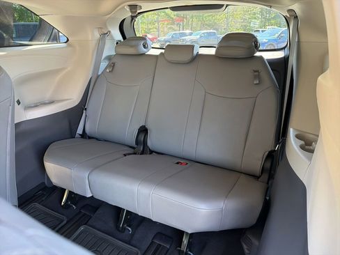 Used 2023 Toyota Sienna XLE AWD/4WD image 20