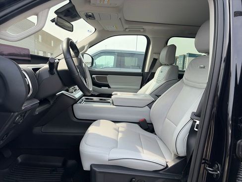 Used 2025 Ford Expedition Max Platinum w/ Platinum Ultimate Package AWD/4WD image 15