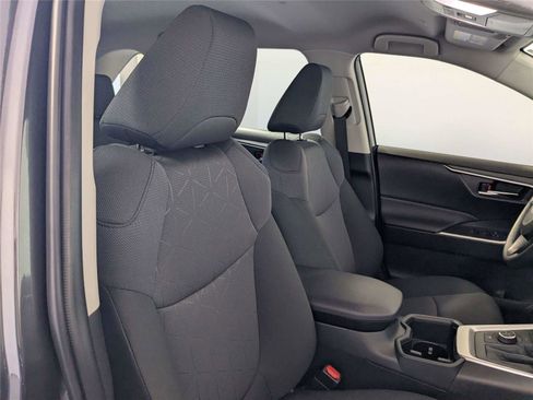 Used 2025 Toyota RAV4 XLE image 33