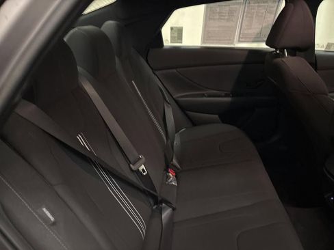 Certified 2025 Hyundai Elantra SE image 17