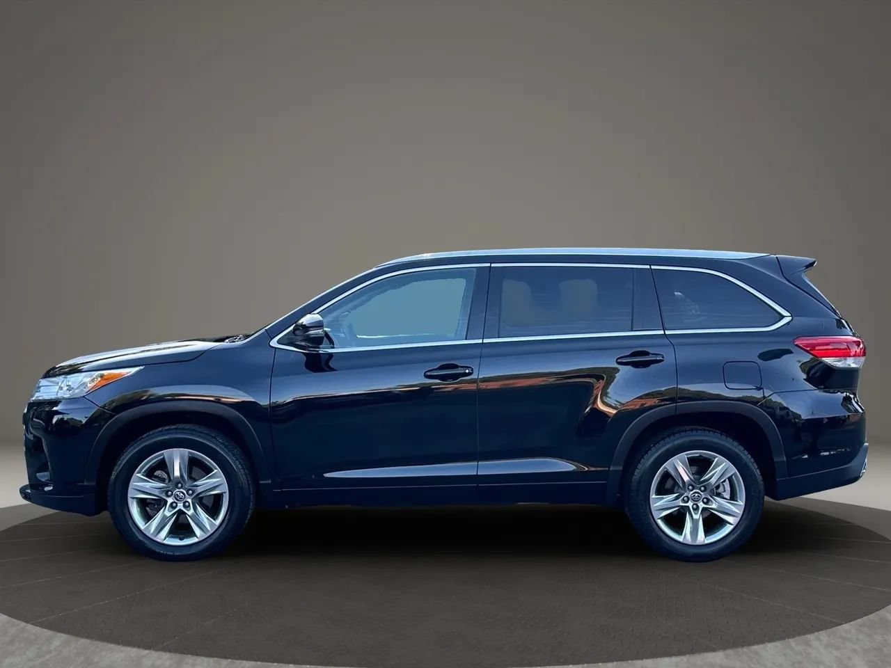 Used 2019 Toyota Highlander Limited FWD image 6