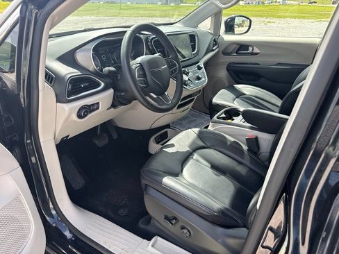 Used 2024 Chrysler Pacifica Touring-L FWD image 23