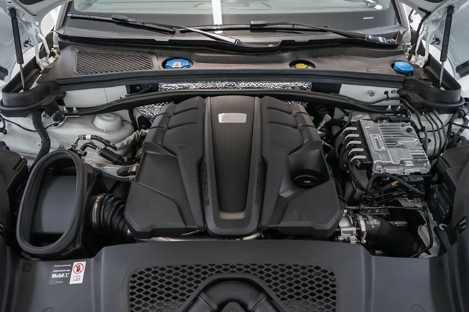 Certified 2026 Porsche Macan S AWD/4WD image 30