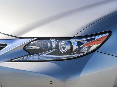 Used 2016 Lexus ES 300h w/ Ultra Luxury Package FWD image 8