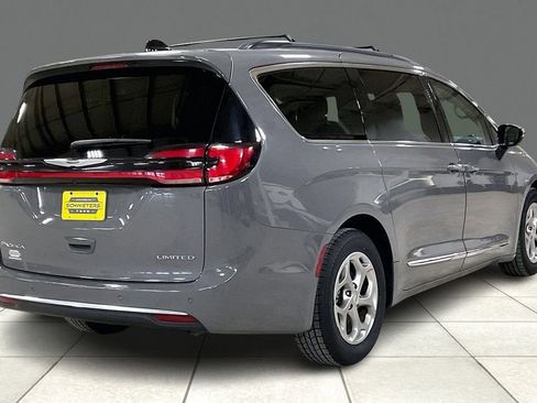 Used 2023 Chrysler Pacifica Limited image 12