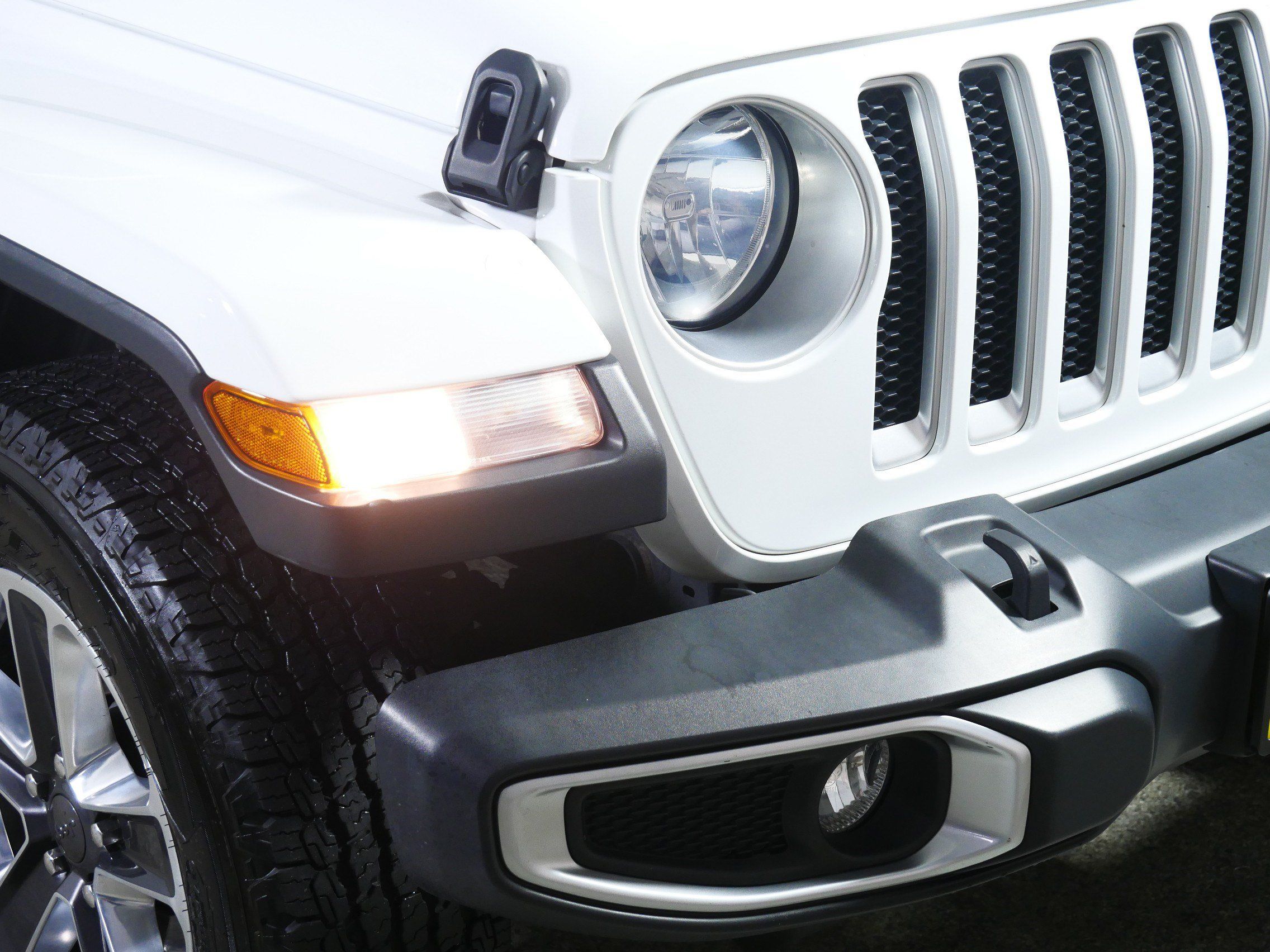 Used 2018 Jeep Wrangler Unlimited Sahara AWD/4WD image 16