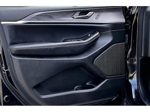 Certified 2024 Jeep Grand Cherokee Limited AWD/4WD image 32