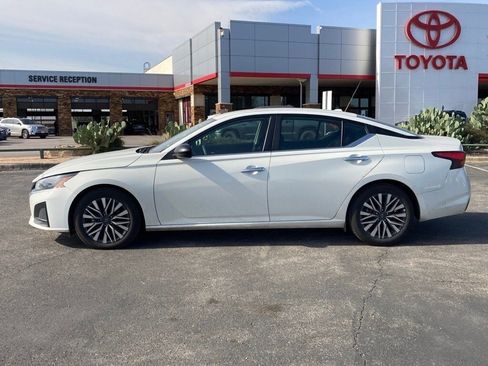 Used 2025 Nissan Altima 2.5 SV image 8