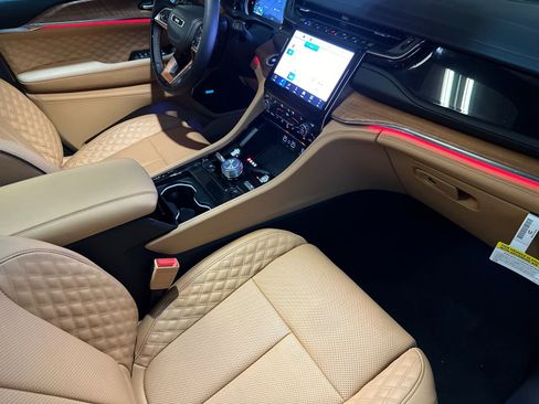 New 2025 Jeep Grand Cherokee Summit image 15