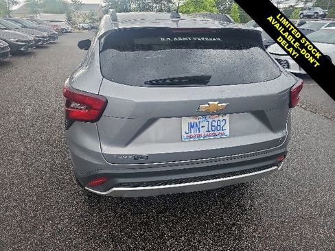 Used 2025 Chevrolet Trax LT w/ LT Convenience Package FWD image 10