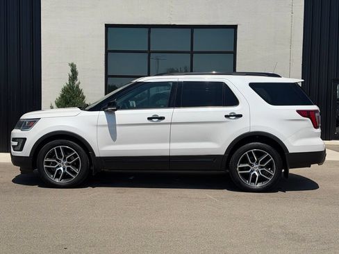 Used 2016 Ford Explorer Sport w/ Equipment Group 401A AWD/4WD image 2