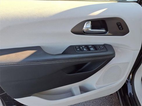 Used 2024 Chrysler Pacifica Touring-L image 12