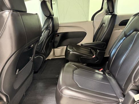 Used 2023 Chrysler Pacifica Touring-L FWD image 24