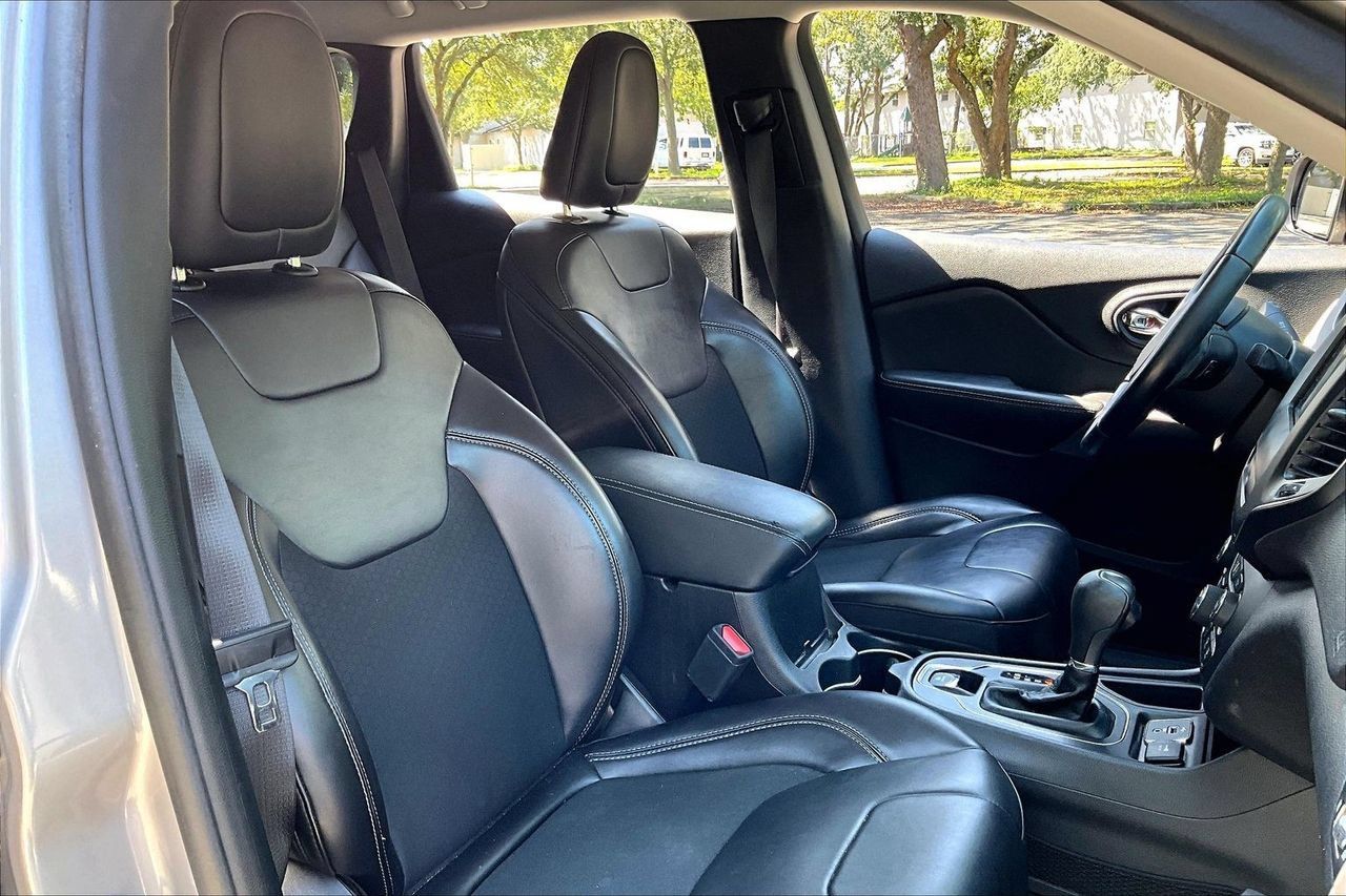 Used 2019 Jeep Cherokee Latitude Plus w/ Comfort/Convenience Group FWD image 30