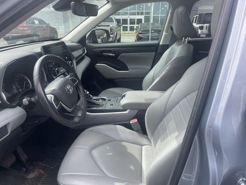 Used 2022 Toyota Highlander XLE image 10