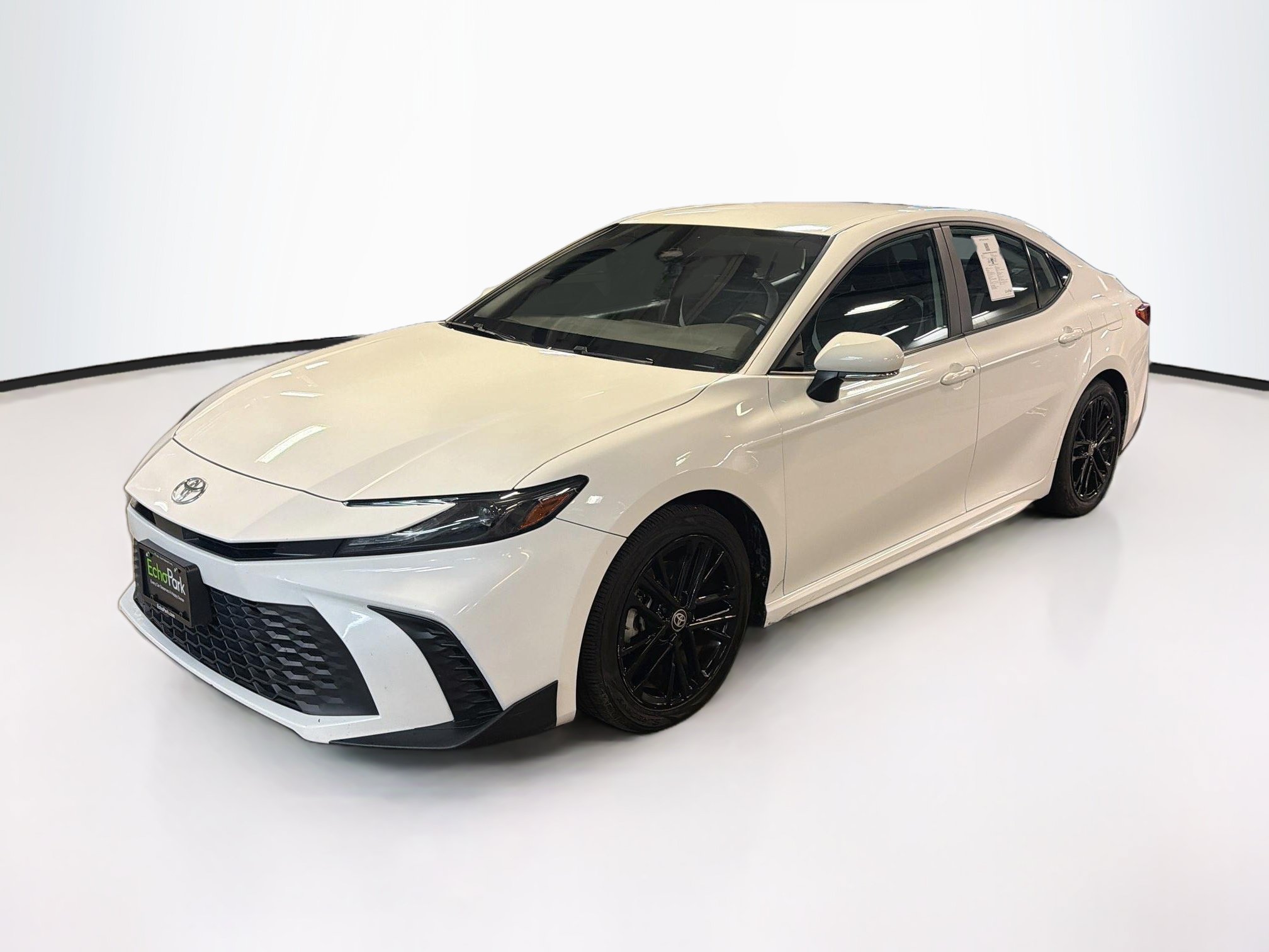 Used 2025 Toyota Camry SE FWD image 3