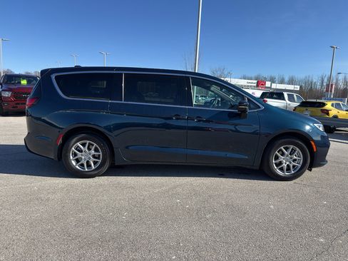 Used 2025 Chrysler Pacifica Select image 4