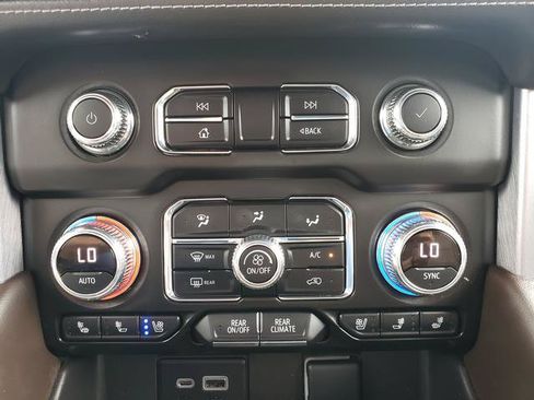 Used 2023 GMC Yukon XL SLT AWD/4WD image 22
