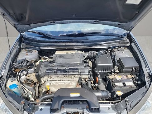 Used 2010 Hyundai Elantra GLS FWD image 18