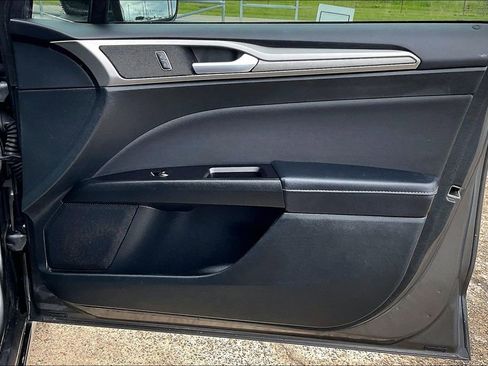 Used 2017 Ford Fusion SE w/ Fusion SE Technology Package FWD image 29