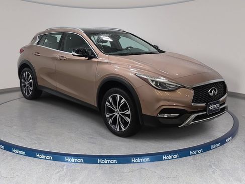 Used 2017 INFINITI QX30 Premium w/ Navigation Package AWD/4WD image 4
