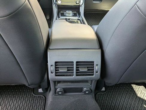 Used 2018 Jaguar XE Premium RWD image 19
