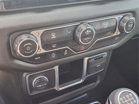 Used 2024 Jeep Gladiator Sport AWD/4WD image 17
