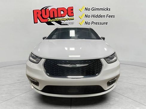 Used 2025 Chrysler Pacifica Select FWD image 9