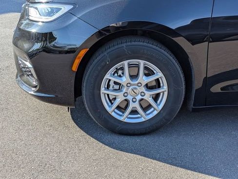 Used 2024 Chrysler Pacifica Touring-L image 11