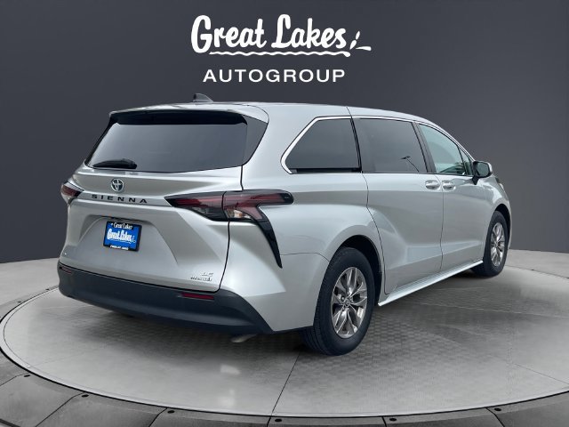 Used 2024 Toyota Sienna LE AWD/4WD image 5