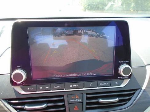 Used 2025 Nissan Altima 2.5 SV FWD image 11