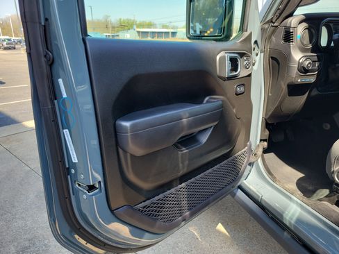 Used 2025 Jeep Wrangler Unlimited Rubicon 4xe w/ Safety Group AWD/4WD image 6