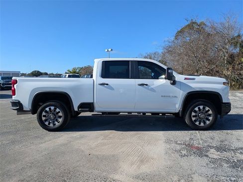 Used 2024 Chevrolet Silverado 2500 Custom w/ Custom Value Package image 3