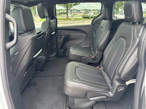 New 2026 Chrysler Pacifica Select image 41