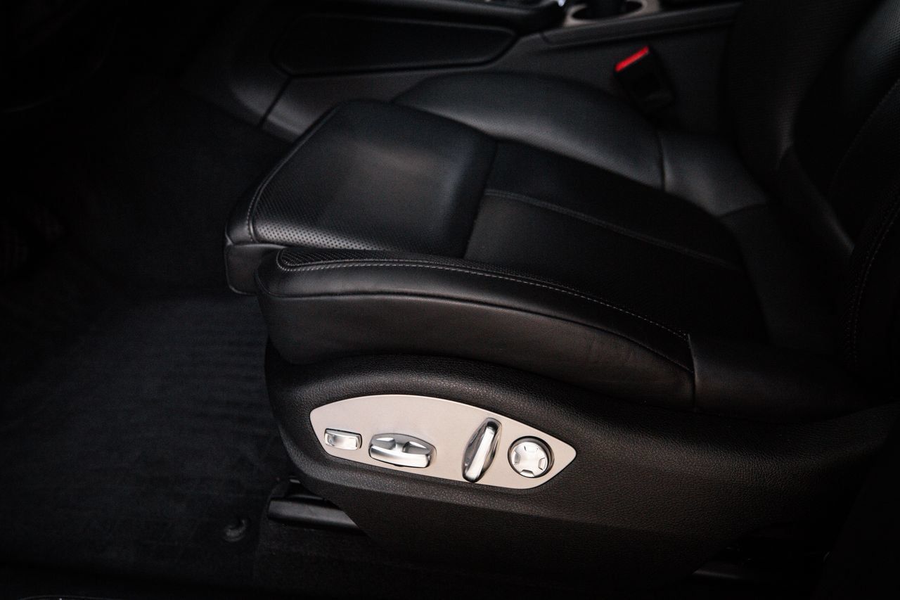 Certified 2023 Porsche Macan AWD/4WD image 14
