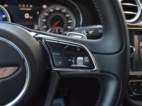 Used 2019 Bentley Bentayga image 18