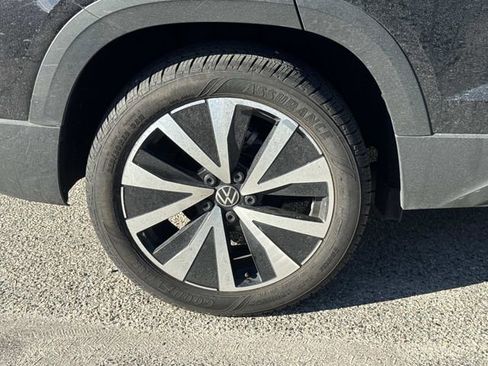 Certified 2023 Volkswagen Taos SE w/ Panoramic Sunroof Package image 5