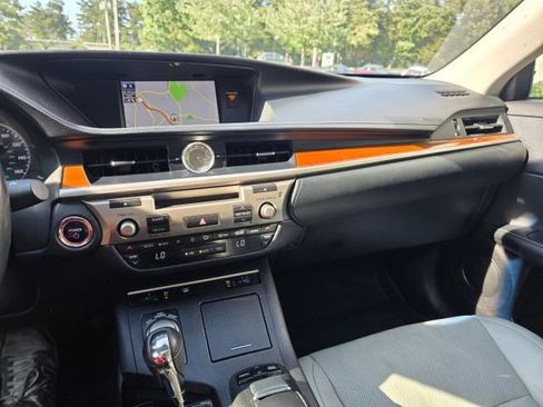 Used 2014 Lexus ES 300h w/ Luxury Package w/Bamboo Trim FWD image 17
