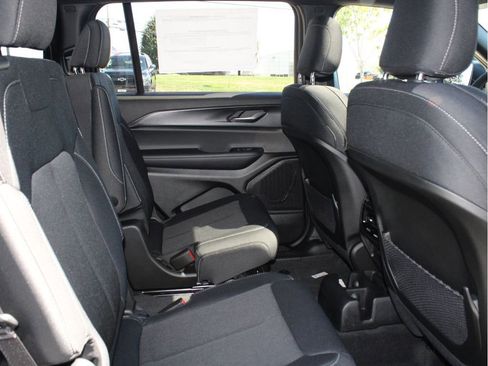 New 2025 Jeep Grand Cherokee L Laredo image 31