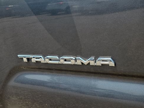 Used 2018 Toyota Tacoma Limited AWD/4WD image 29