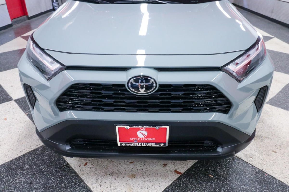 Used 2022 Toyota RAV4 XLE w/ Convenience Package FWD image 4