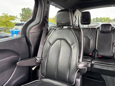 Used 2025 Chrysler Pacifica Limited FWD image 44