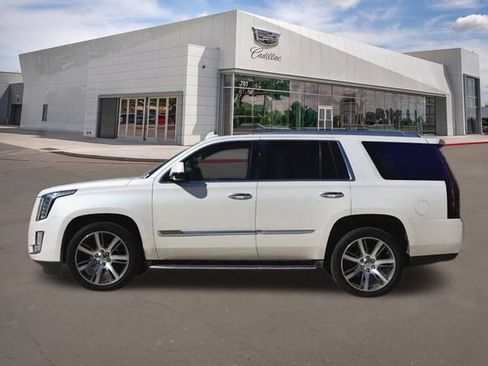 Used 2015 Cadillac Escalade Luxury image 3