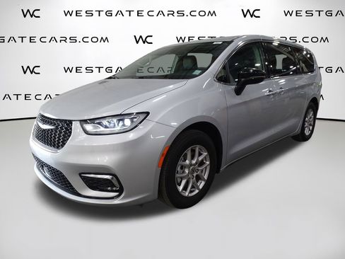 Used 2024 Chrysler Pacifica Touring-L image 1