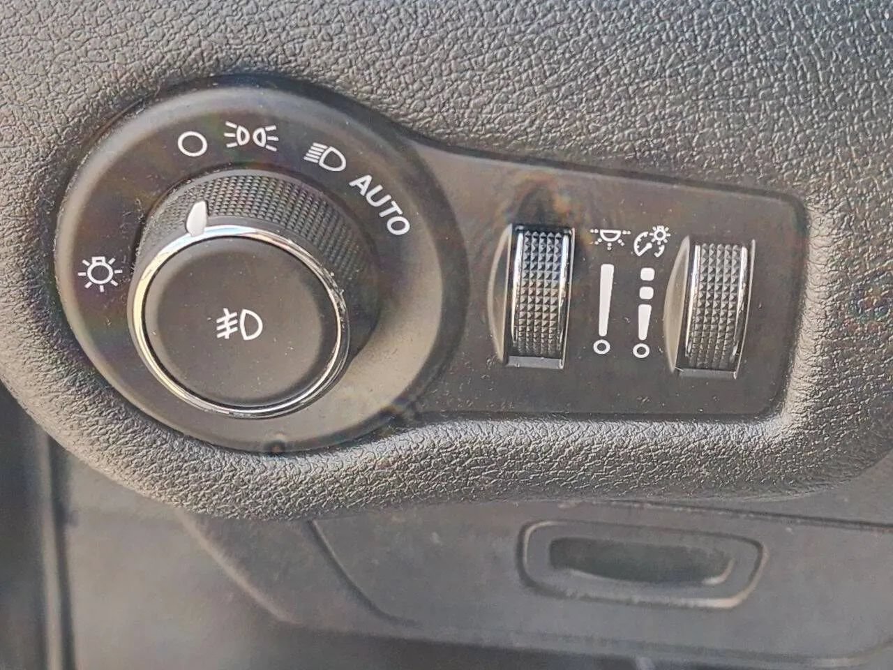 Used 2017 Jeep Cherokee Latitude w/ Cold Weather Group AWD/4WD image 16