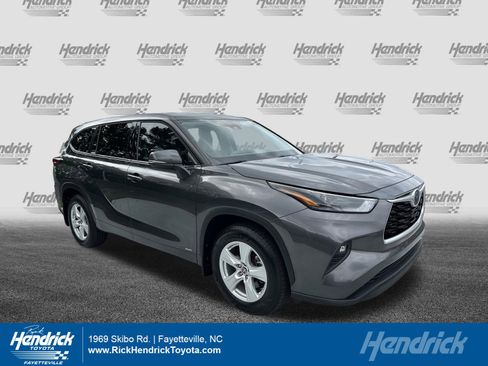 Used 2022 Toyota Highlander LE AWD/4WD image 1