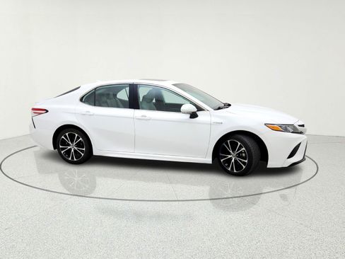 Used 2020 Toyota Camry SE w/ Sunroof Package image 11