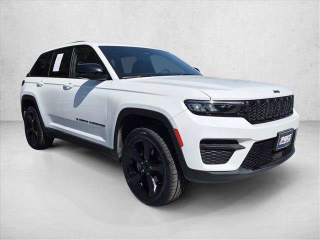 Used 2023 Jeep Grand Cherokee Altitude AWD/4WD image 3