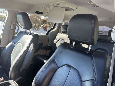 Used 2019 Chrysler Pacifica Touring-L FWD image 18