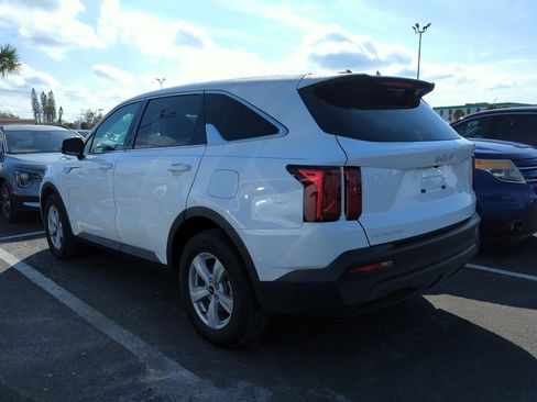 Used 2023 Kia Sorento LX image 8